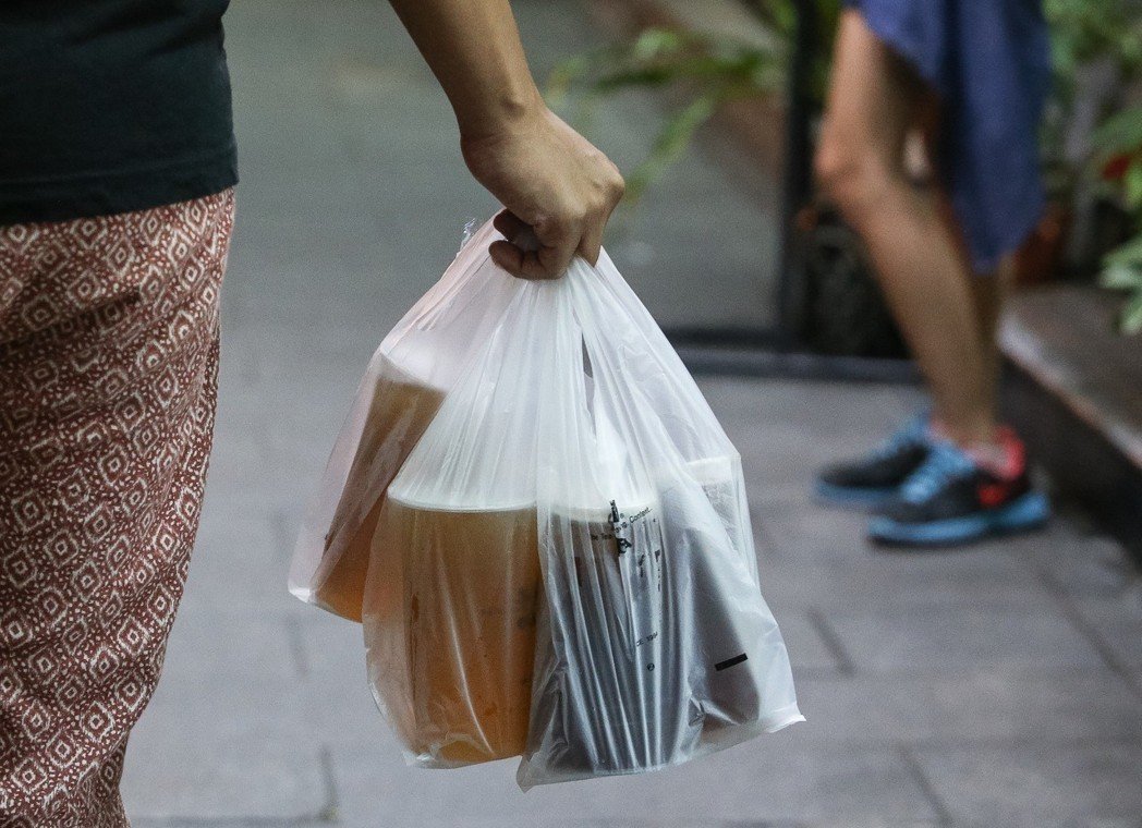 環保署擴大「不得免費提供」購物用塑膠袋的管制對象，新增七大類管制對象，包括飲料店...